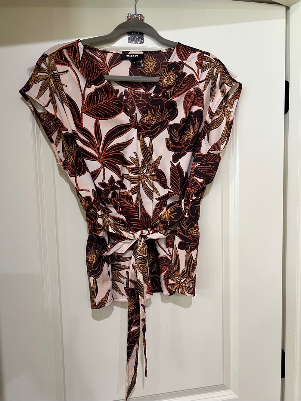DKNY Floral Tie-Waist Blouse in tan w/floral  H147